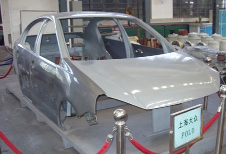 濟南二機床生產車間里的汽車模具 濟南二機床生產車間里的汽車模具