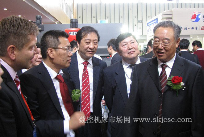 中國機械工業聯合會會長王瑞祥在沈陽機床站臺前 中國機械工業聯合會會長王瑞祥在沈陽機床站臺前