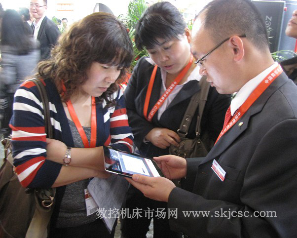 沈陽(yáng)機(jī)床用來(lái)做調(diào)查的ipad(左二為楊司晨經(jīng)理) 沈陽(yáng)機(jī)床用來(lái)做調(diào)查的ipad(左二為楊司晨經(jīng)理)