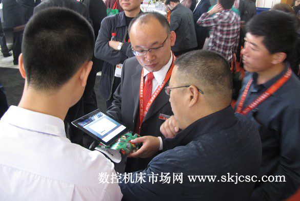 沈陽(yáng)機(jī)床用來(lái)做調(diào)查的ipad(左二為楊司晨經(jīng)理) 沈陽(yáng)機(jī)床用來(lái)做調(diào)查的ipad(左二為楊司晨經(jīng)理)
