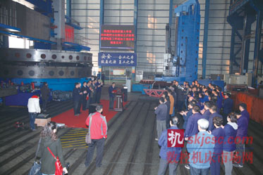 國家科技重大專項25米數(shù)控立柱移動立式銑車床百噸級工件試加工演示會現(xiàn)場。