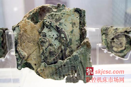安提凱希拉天體儀：該碎片的前側，顯示了四輻式主傳動齒輪。