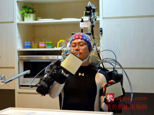使用者在機器人的幫助下取水飲用 使用者在機器人的幫助下取水飲用