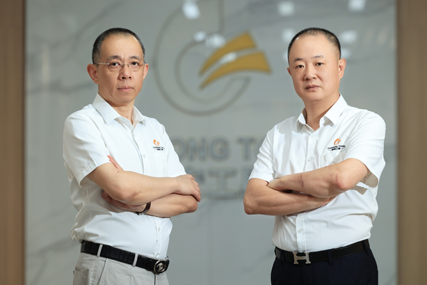 國宏工具副董事長嚴景峰先生(圖左),國宏工具董事兼總經理呂顯豹先生(圖右) 國宏工具副董事長嚴景峰先生(圖左),國宏工具董事兼總經理呂顯豹先生(圖右)